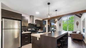 Fridge, microwave, oven, stovetop - The Grizzly - Cozy Chalet with Spa in Nature (Petite-Rivière-Saint-François)