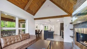 TV, fireplace - The Grizzly - Cozy Chalet with Spa in Nature (Petite-Rivière-Saint-François)