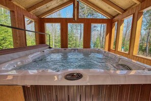 Outdoor spa tub - The Grizzly - Cozy Chalet with Spa in Nature (Petite-Rivière-Saint-François)