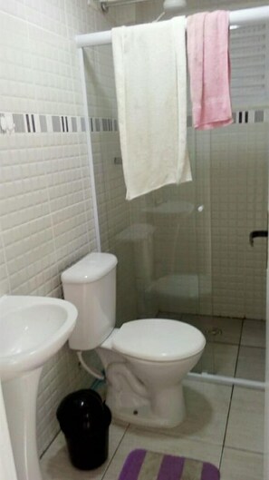 Chuveiro, papel higiênico
