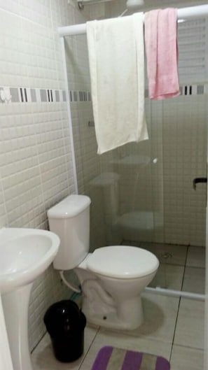 Chuveiro, papel higiênico