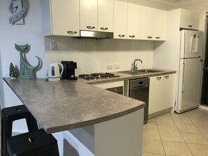 冷蔵庫、電子レンジ、オーブン、コンロ