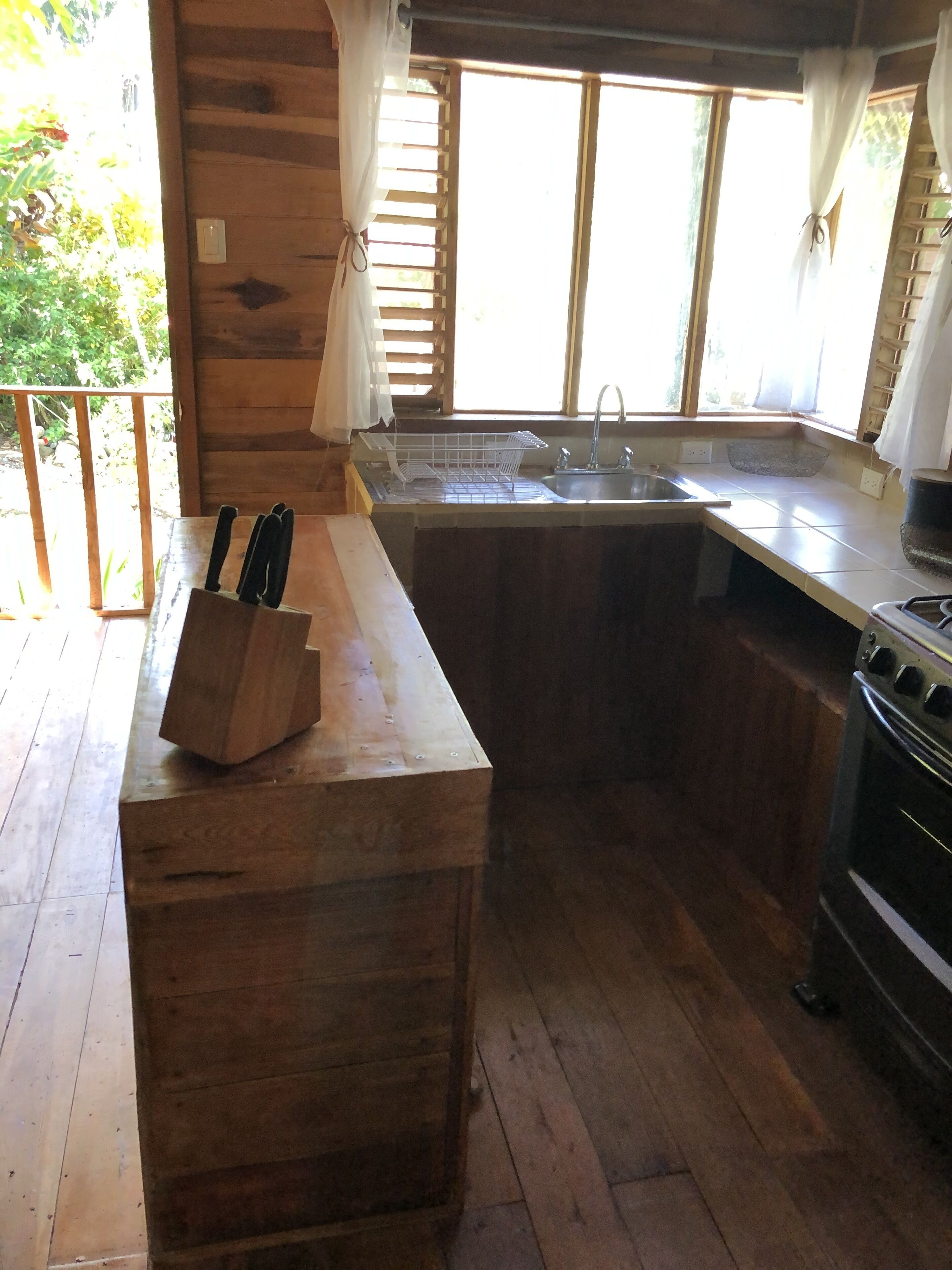 Refrigerador, horno, parrilla de estufa y cafetera y tetera 