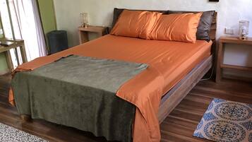 1 slaapkamer, een strijkplank/strijkijzer, wifi, beddengoed