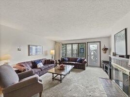 Condo, 2 Bedrooms | Interior