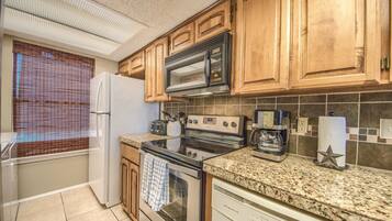 Condo, 2 Bedrooms | Dapur peribadi | Peti sejuk, ketuhar, pembancuh kopi/teh, pembakar roti