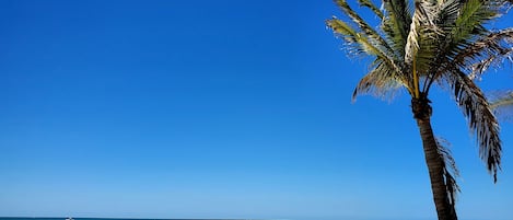靠近海滩、沙滩椅、沙滩毛巾