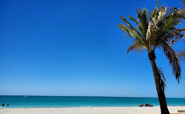 Nära stranden, solstolar och strandhanddukar