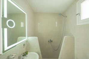 Douche, séchoir à cheveux, serviettes fournies, savon