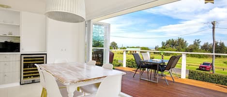 تناول الطعام بالخارج