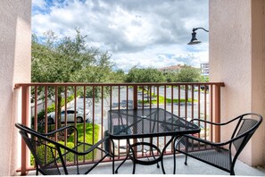 Outdoor dining - Modern Vista Cay nr pool•Walk to OCCC close iDrive (Orlando)