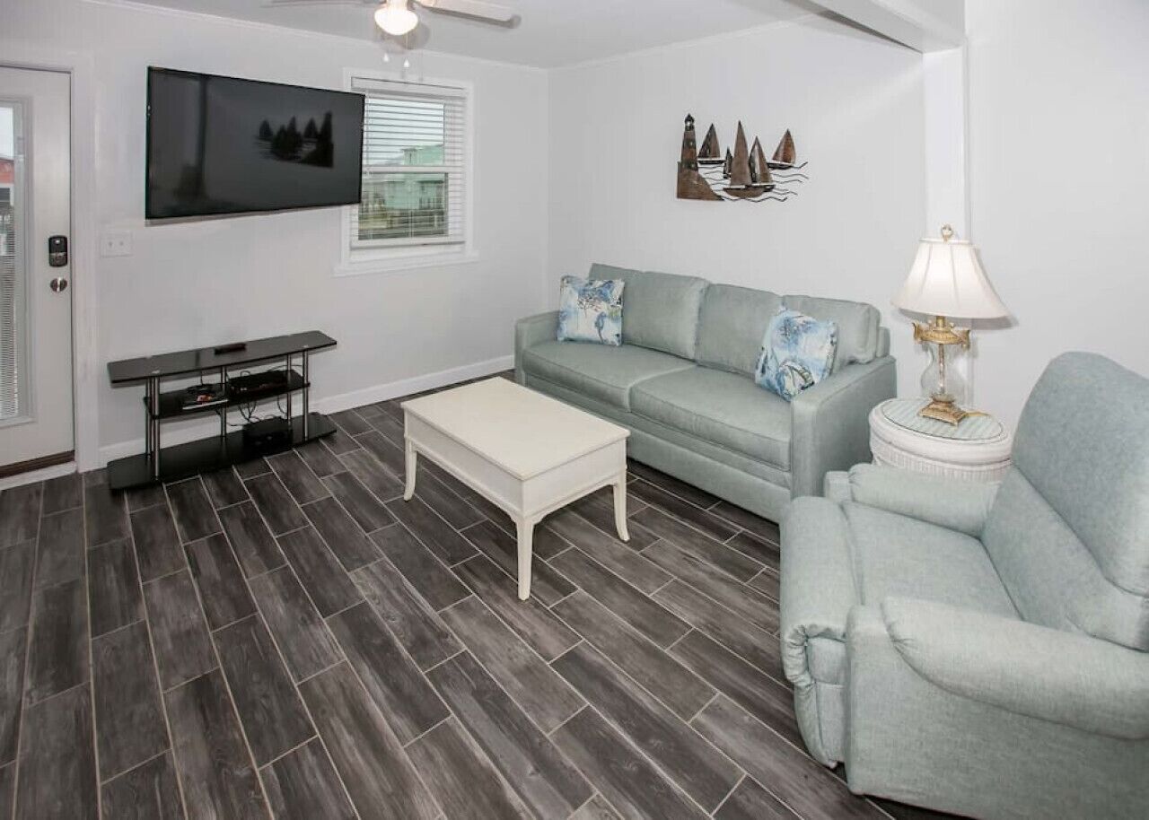 Pet friendly-block from beach  Breaking Even