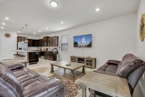 Smart TV, video games, DVD player, foosball - Villa with a pool/spa - close to Disney! (Davenport)