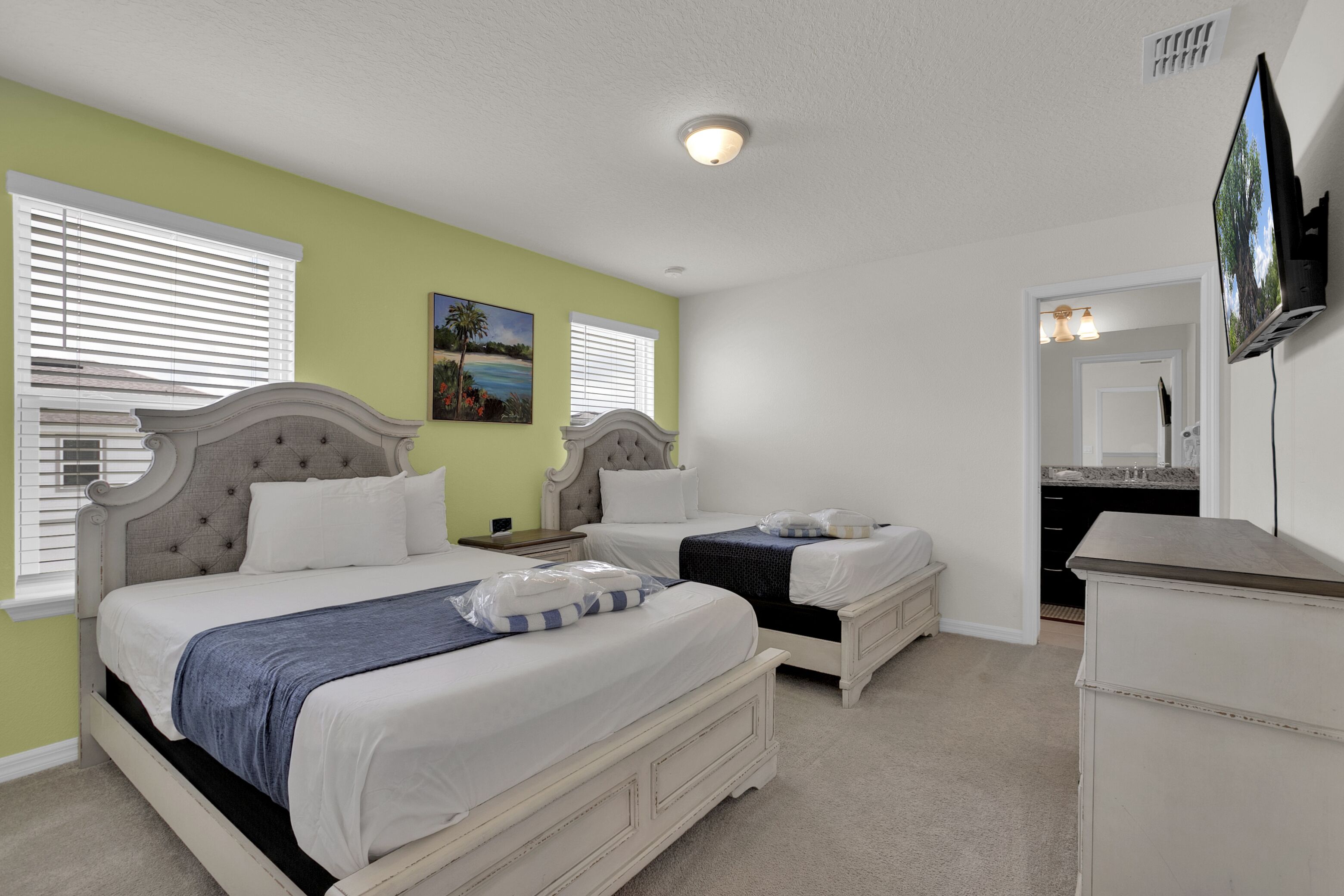 8 Schlafzimmer, Zimmersafe, Schreibtisch, Bügeleisen/Bügelbrett