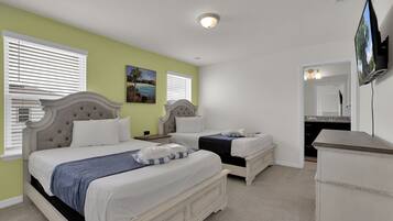 8 Schlafzimmer, Zimmersafe, Schreibtisch, Bügeleisen/Bügelbrett