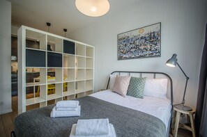 1 dormitorio, tabla de planchar con plancha, wifi y ropa de cama