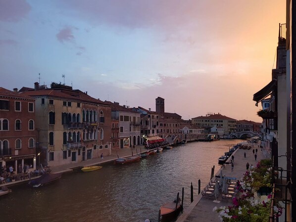 A canal with boats, historic buildings, and a bridge. - Cà Bellavista (Venice)