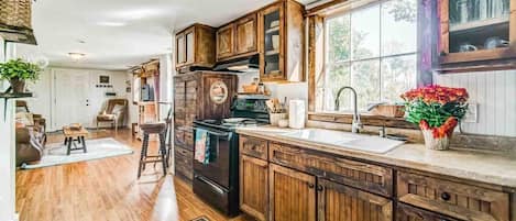 Fridge, oven, stovetop, coffee/tea maker