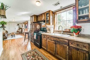 Frigorífic, forn, placa de cuina i cafetera i tetera 