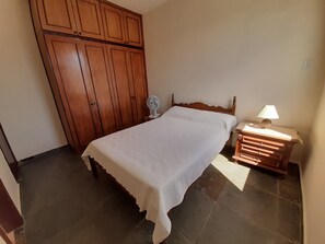 4 bedrooms, desk, iron/ironing board, WiFi