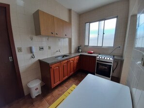 Fridge, oven, stovetop, coffee/tea maker
