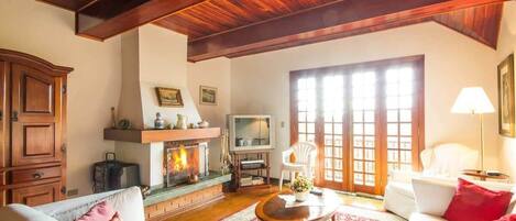 Televisie, een open haard, een stereo en een kantoor