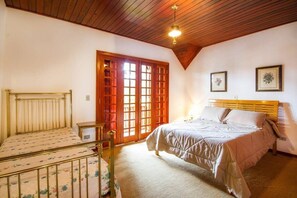 4 bedrooms, iron/ironing board, WiFi