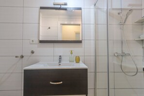 Dusche, Haartrockner, Handtücher