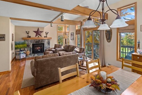 Golfers Paradise! Walk to the 1st tee at Haystack