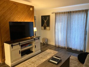 Smart TV, fireplace, video games, DVD player - Cozy updated Condo in a great location! (Mammoth Lakes)