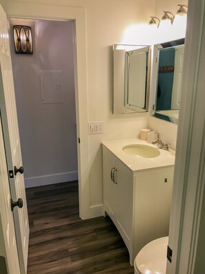 淋浴/盆浴组合、吹风机、毛巾、卫生纸