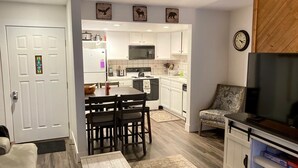 A compact living space with a dining area, kitchen, and seating area. - Cozy Condo in a great location! (Mammoth Lakes)