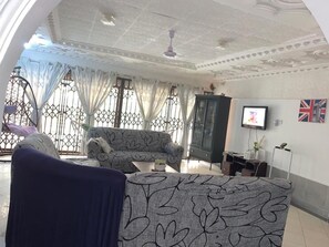 Living area - Sleeps8- Private Secure Parking- Garden- Aircon (Kumasi)