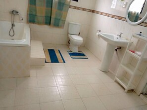 Combined shower/bathtub, deep-soaking bathtub, hair dryer, towels - Atonsu Ashanti Apartment Retreat (Kumasi)