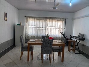 Interior - Sleeps8- Private Secure Parking- Garden- Aircon (Kumasi)