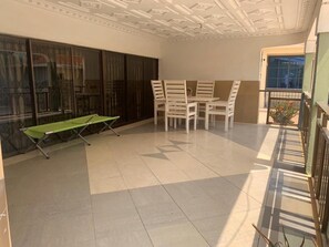 Outdoor dining - Sleeps8- Private Secure Parking- Garden- Aircon (Kumasi)