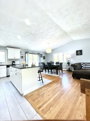 Interior - Bonnet Shores 6 Bed  3 Bath in Bonnet near weekend Neighborhood shuttle to Beach (Narragansett)