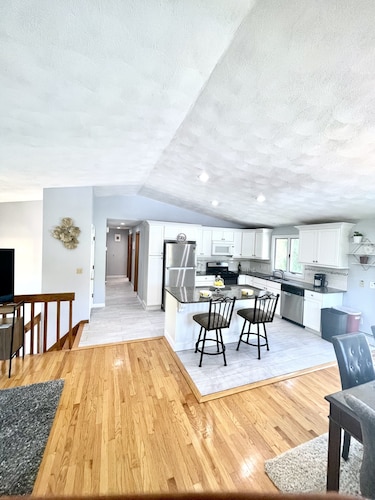 Bonnet Shores 6 Bed  3 Bath in Bonnet on Neighborhood shuttle  to Beach