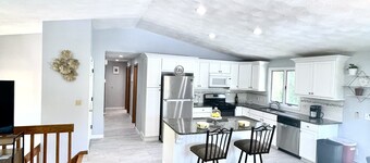 Bonnet Shores 6 Bed  3 Bath in Bonnet on Neighborhood shuttle  to Beach