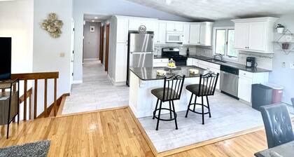 Bonnet Shores 6 Bed 3 Bath in Bonnet on Neighborhood shuttle to Beach