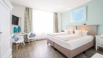 Phòng đôi | Trang trí khác biệt, bàn, khu vực làm việc phù hợp cho laptop