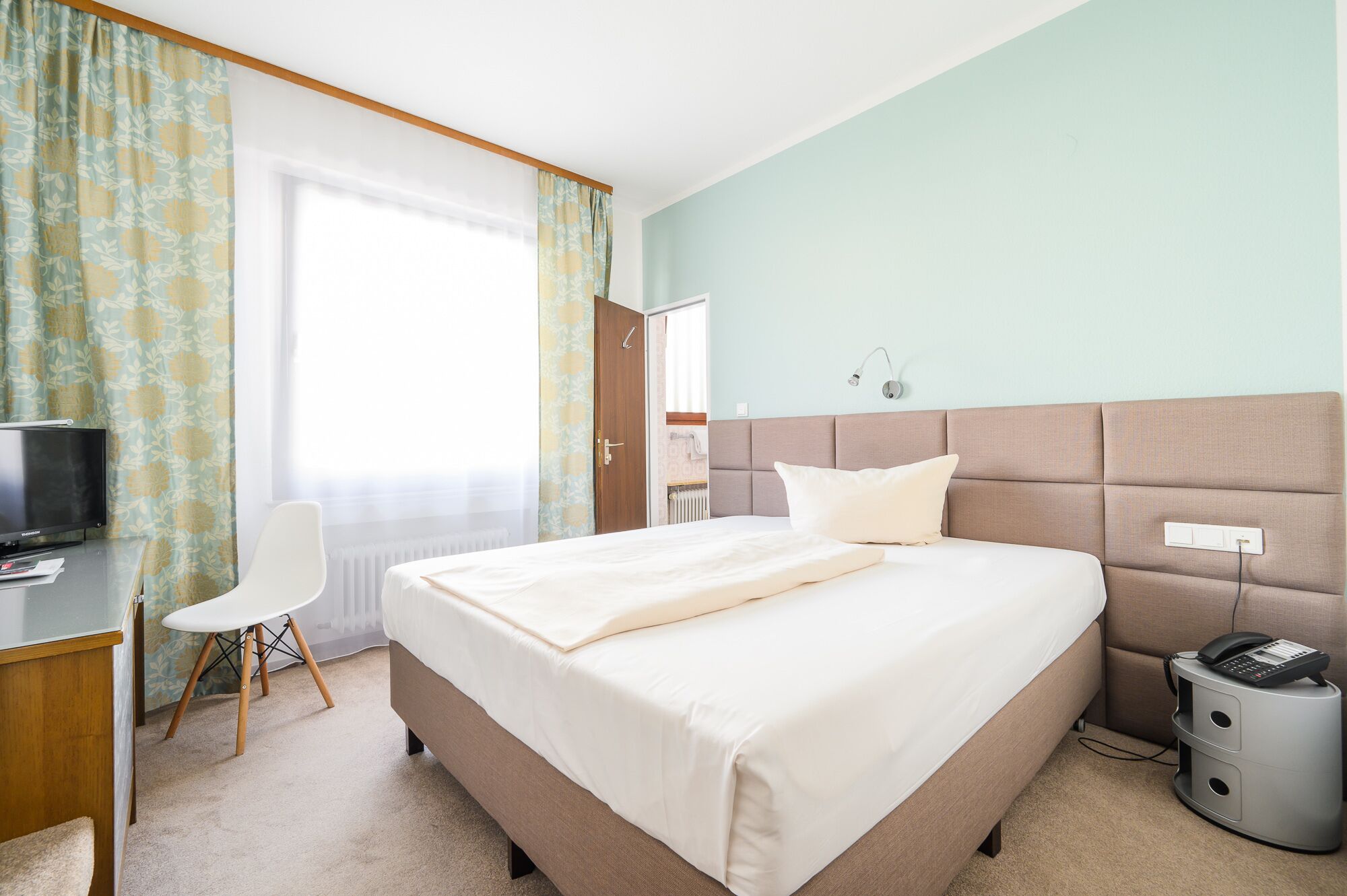 Business Single Room | Individually decorated, desk, laptop workspace, blackout drapes