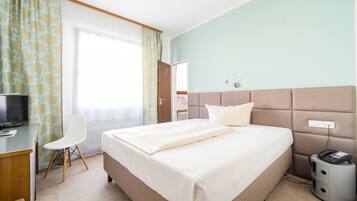 Business Single Room | Individually decorated, desk, laptop workspace, blackout drapes