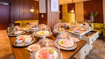 TĂ€gliches inbegriffenes FrĂŒhstĂŒcksbuffet