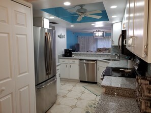 Kjøleskap, mikrobølgeovn, ovn og kokeplater