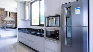 Apartamento Luxo Família com 3 Suítes | Cozinha privada | Geladeira, micro-ondas, fogão, cooktop