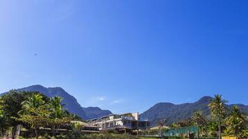 Na praia, areia branca