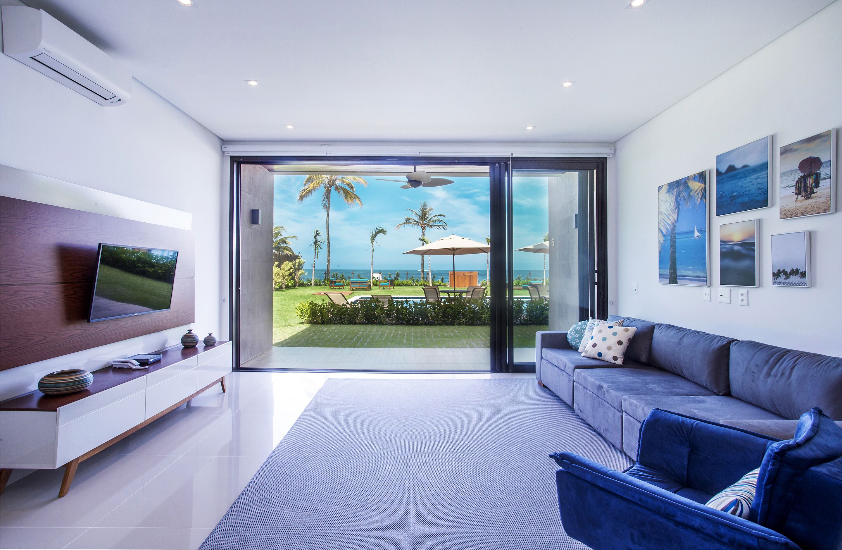 LUXURY FAMILY APARTMENT WITH 3 SUITES | Vardagsrum | 29-tums smart-tv med kabelkanaler och tv