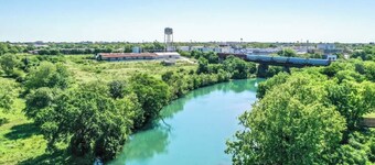 SS B11 Seele Street River Retreat