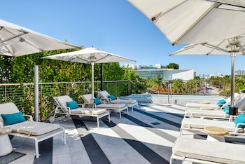 Outdoor pool, open 7:00 AM to 7:00 PM, pool umbrellas, sun loungers at Kaskades Hotel South Beach